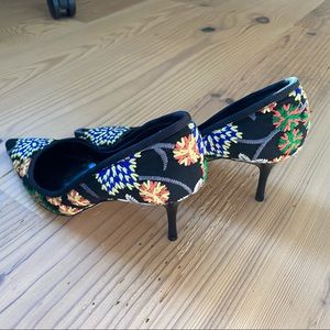 Manolo Blahnik Shoes | Floral Printed Pump